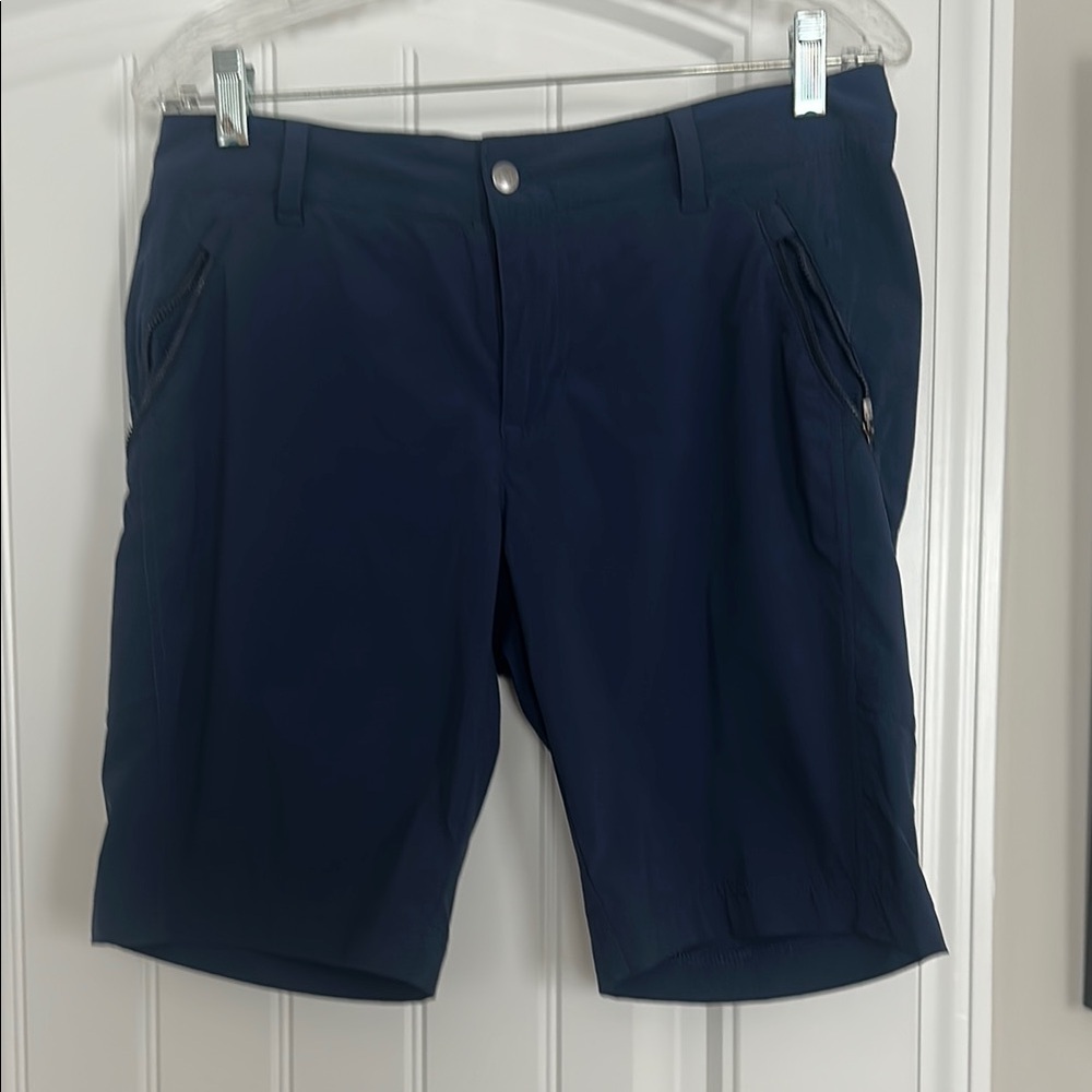 Women’s navy blue L.L. Bean Bermuda shorts size 8
